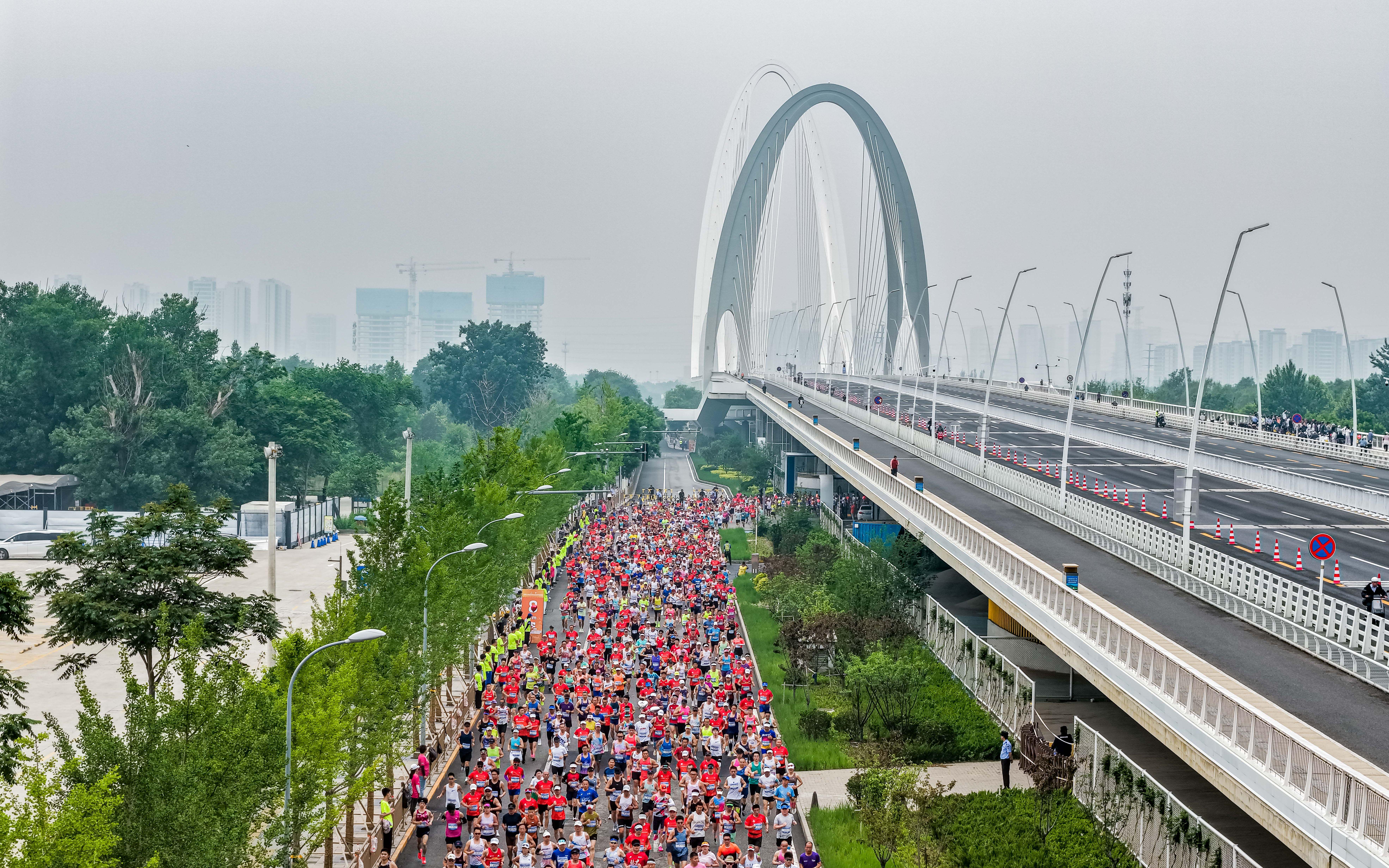 MK体育登录入口-近万名跑者齐聚首钢园，石景山永定河半程马拉松收官